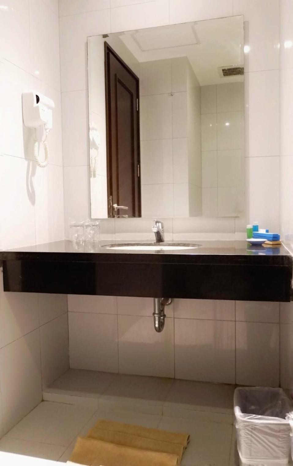 Hotel Brothers Biru Solo Baru Экстерьер фото